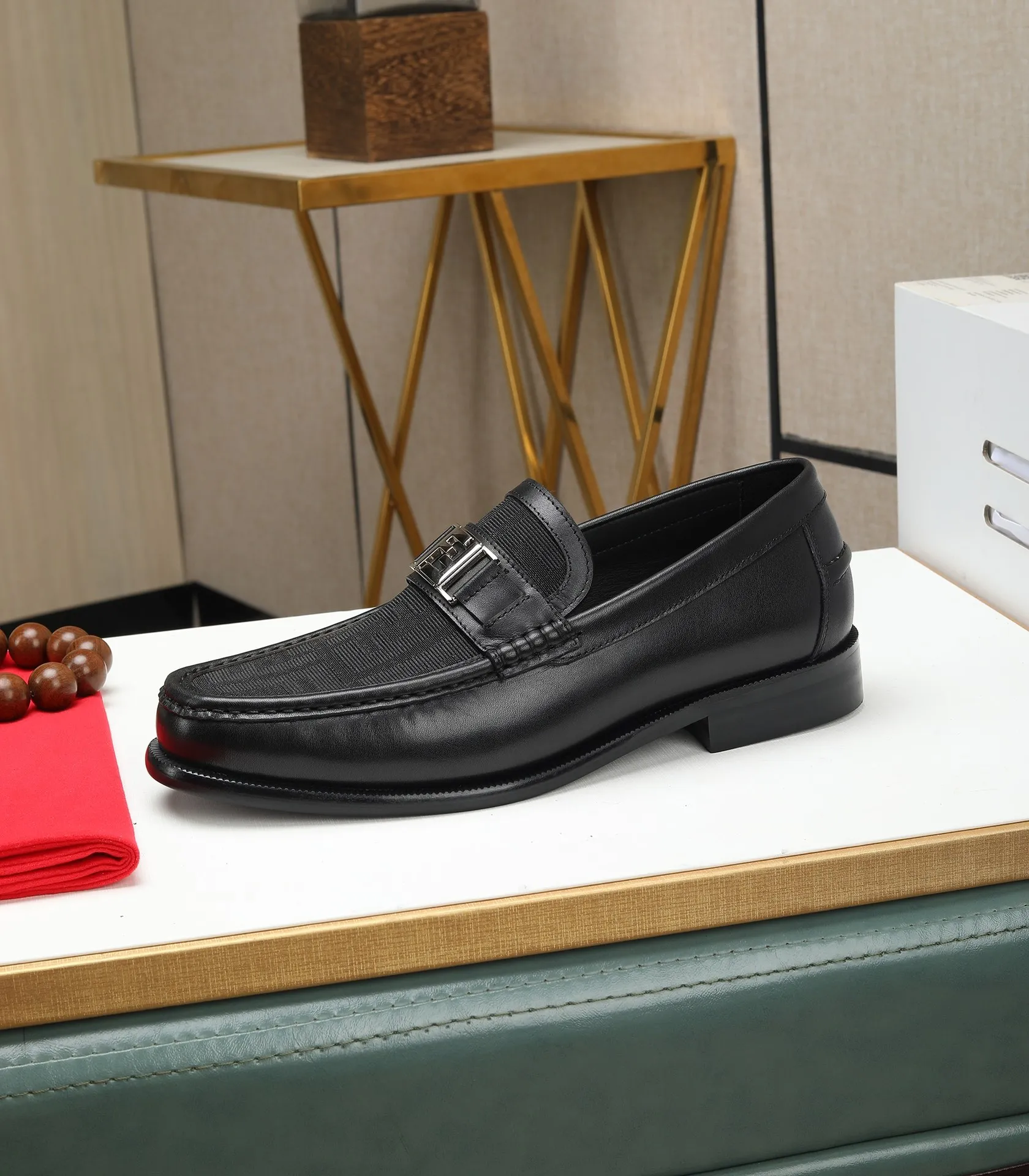 Men's shoes 💰580 (high-end, full cowhide) FENDI Fendi high-end formal leather shoes, original Italian imported cowhide surface + cowhide lining, original hardware, I believe you will be impressed from the first time you see it. The avant-garde atmosphere can no longer fully interpret its elegance. AAA grade rubber outsole, super comfortable. Original counter last, ensuring its original version and quality. The simple upper ensures its comfort and breathability. A pair of truly good shoes has its own unique soul, famous quality, regular size 38-44 (45 46 customized)